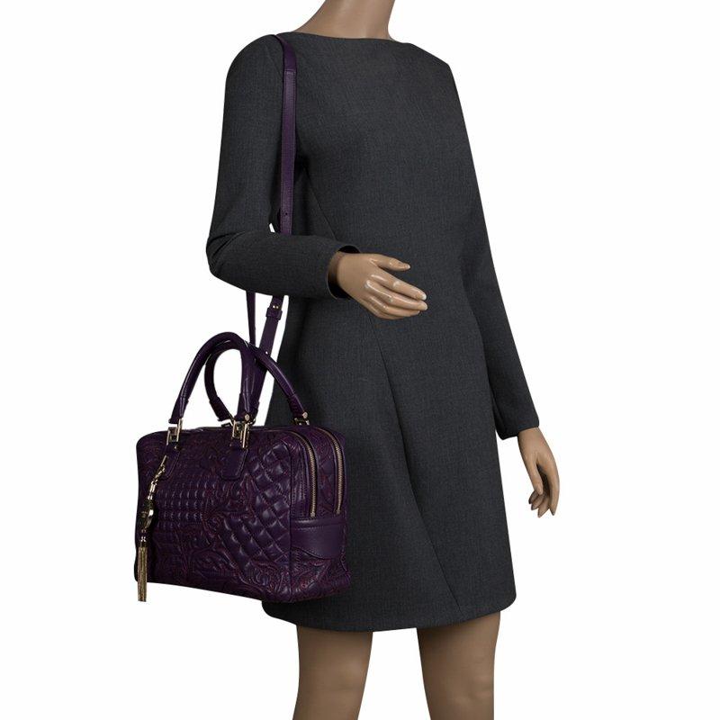 This Demetra Vanitas purple leather bag is an absolute delight. The Versace creation features a quilted effect and a gold-tone detachable medusa tassel charm. Crafted from leather the bag features dual top handles, a detachable shoulder strap and