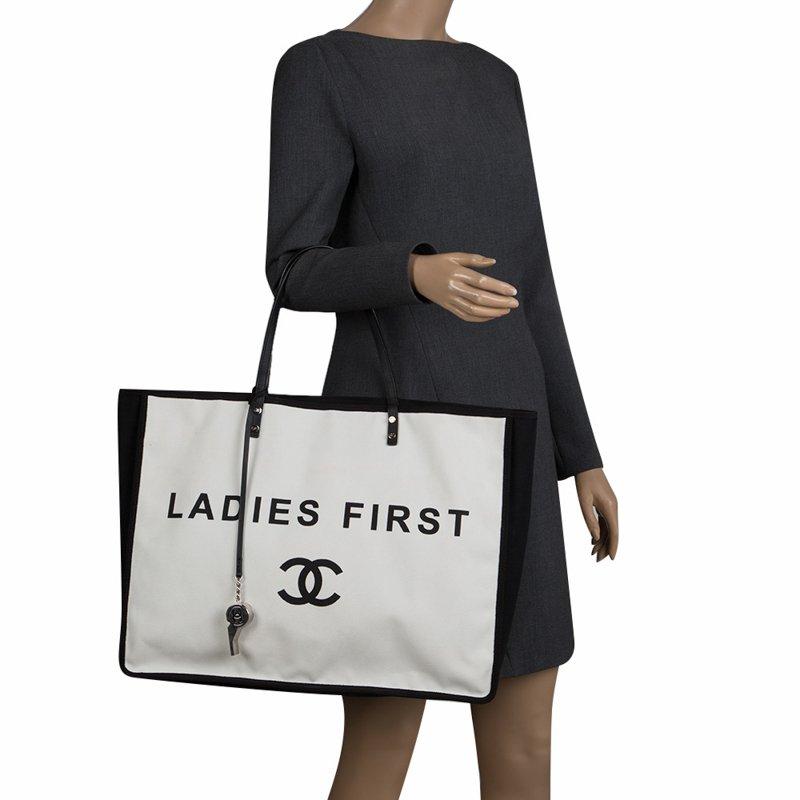 Diese Ladies First Shopper-Tasche von Chanel ist ein zeitloses Stück. Die Tasche ist aus weißem/schwarzem Segeltuch gefertigt und mit silberfarbenen Beschlägen und einer Pfeife versehen. Sie verfügt über doppelte Griffe an der Oberseite:: und der