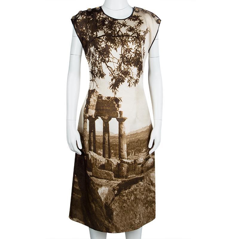 Dolce&Gabbana brings you this gorgeous silk dress that will be an amazing wardrobe addition. It has been beautifully designed with a round neckline and Greek temple prints splayed all over. The sleeveless dress can be worn with heels or