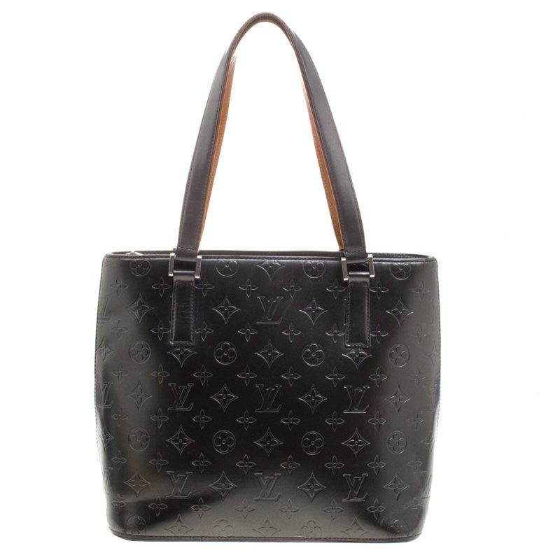 Louis Vuitton's handbags are high on style and craftsmanship, making them valuable creations of luxury. This Mat Stockton, like all the other handbags, is durable and stylish. Crafted from Monogram leather, the bag comes with two handles and a