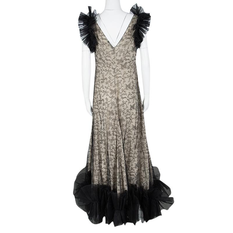 Let this Alexander McQueen gown help you radiate your beauty in an effortless way. It has been created from quality materials and styled with tulle ruffles at the shoulders and the hem which falls freely to the floor. The gown is stunning and it is