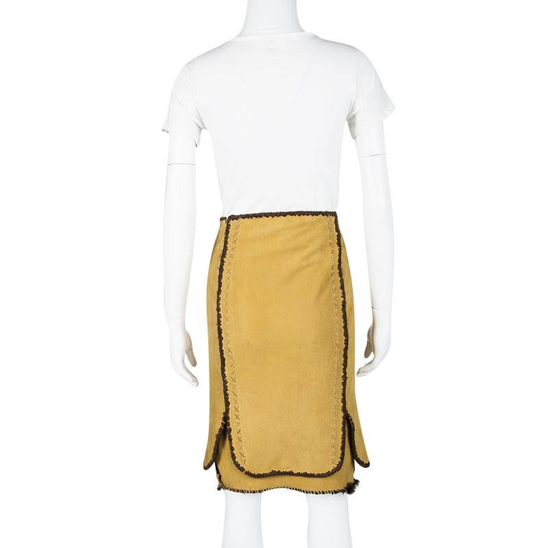 Designed to channel high fashion is this mustard skirt from Yves Saint Laurent. Made out of suede, this skirt is styled with contrast trims and a double-layer bottom. It has a modern touch with a hem ending below the knees. Assemble the complete