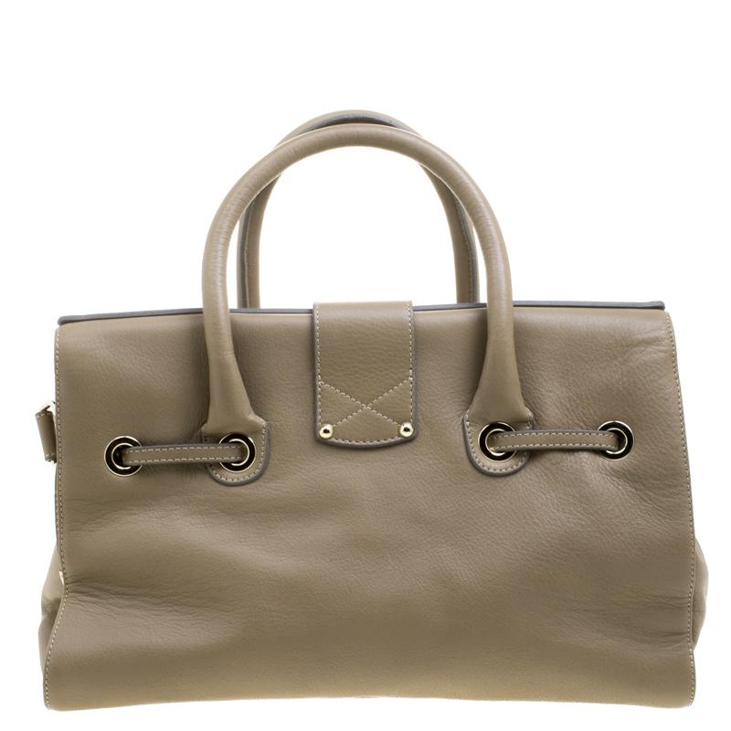 This Rosalie bag from Jimmy Choo proves that style can come in simple things too. Crafted from grainy leather, this lovely beige bag features a suede lined interior, two top handles, and a detachable shoulder strap. It comes with protective metal