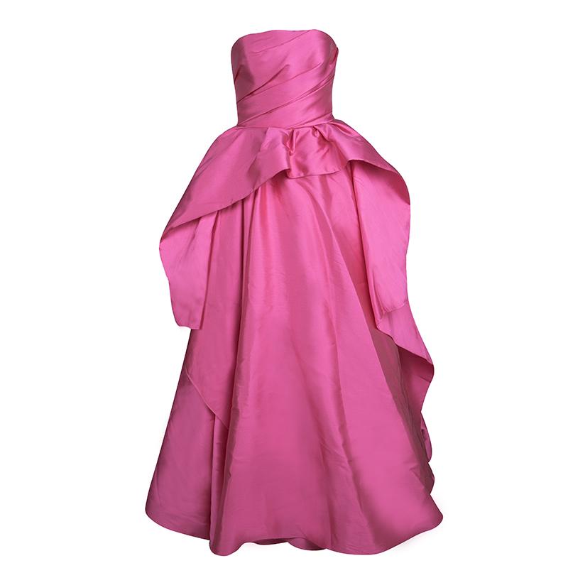 Look ravishing when you walk the red-carpet wearing this Reem Acra’s evening gown! This drop-dead gorgeous creation is cut from pink satin fabric and has a flower inspired drape. A sweetheart shaped bodice is draped and accentuated at the waist with