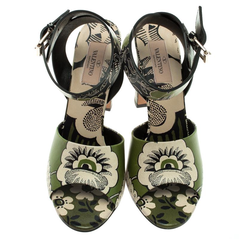 Light up the streets when you sashay out in these splendid sandals from Valentino! Crafted from leather, they flaunt floral prints all over, along with open toes and ankle straps. They are elevated on 10.5 cm heels and completed with comfortable