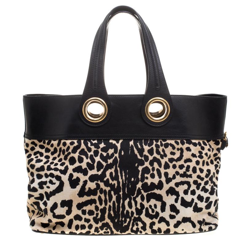 Designed in a timeless leopard-printed canvas body, this Palma bag from Saint Laurent Paris is detailed with leather trims and gold-tone accents. It comes with two top handles and features an open-top silhouette. The fabric lined interior comes