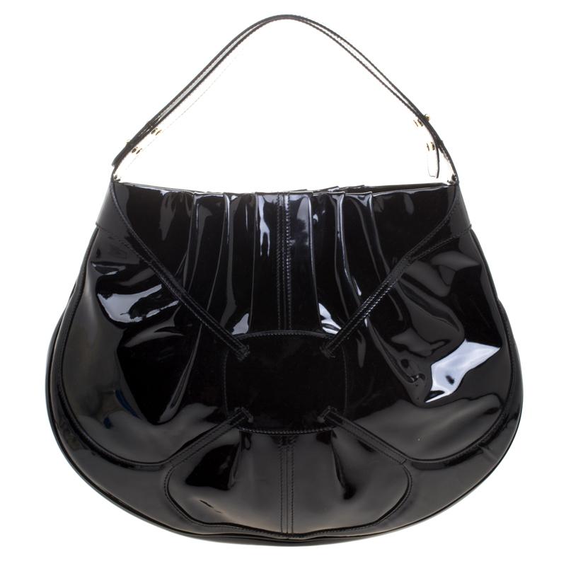 The label of Alexander McQueen presents you with this glossy Clover hobo that is well-shaped and full of class! It has been beautifully crafted from patent leather and detailed with buckled straps forming a 4-leaf clover with a gold-tone metal in