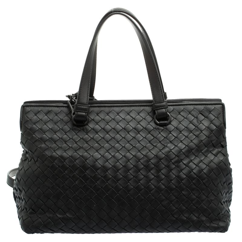 A truly posh and elegant piece to add to your collection. This Bottega Veneta bag is crafted from Nappa leather and features double top handles along with a detachable strap. The exterior of the bag carries the famous Intrecciato pattern that is