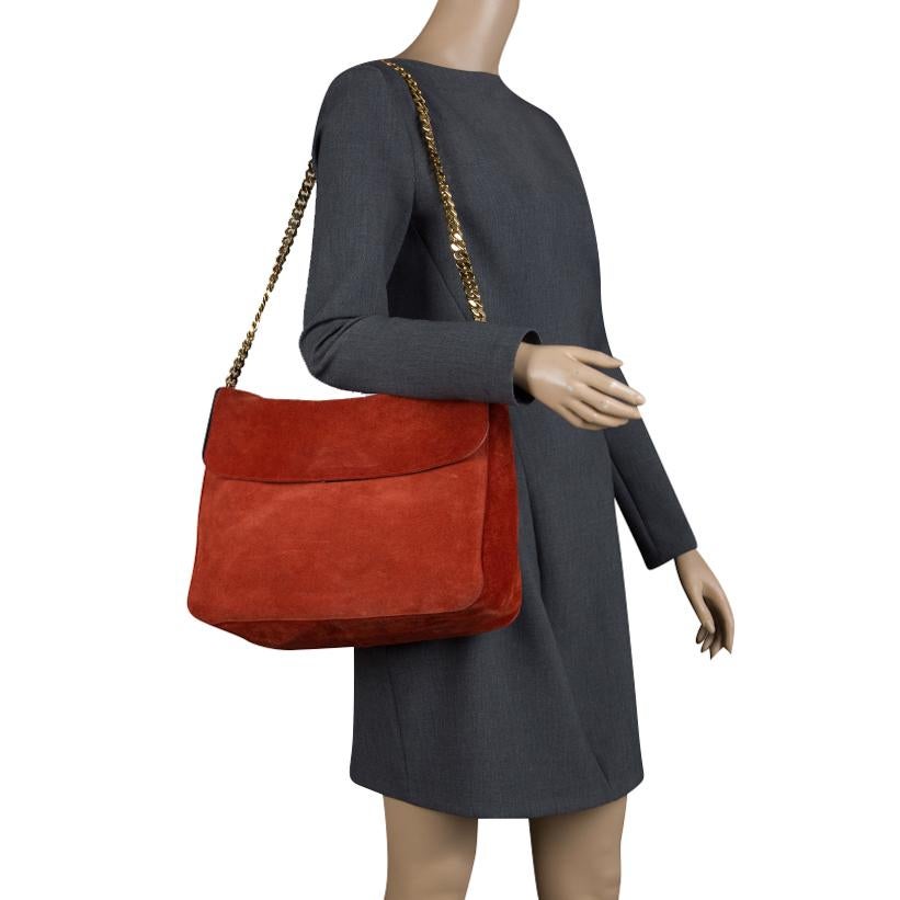 This stunning and stylish Gourmette bag from Celine is sure to get you noticed. Perfect for everyday use, it is crafted from red suede and features a gold tone chain link shoulder strap. The front flap closure opens to a leather lined interior that