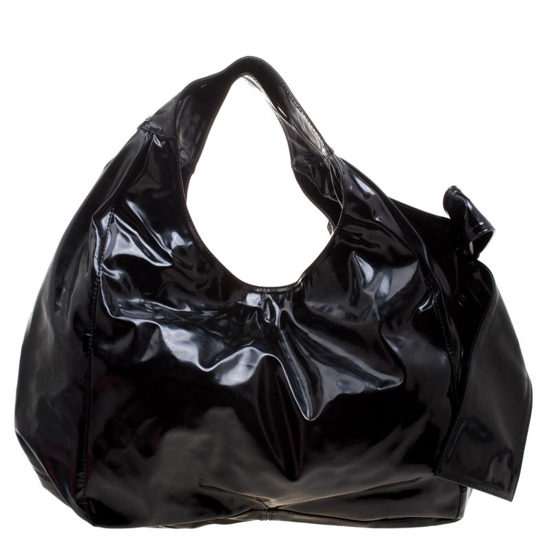 Valentino has created a hobo that is not only lovely in appeal but durable in use. It has been crafted from patent leather and lined with satin on the insides. The bag has a spacious interior that will easily hold all your belongings and it is held