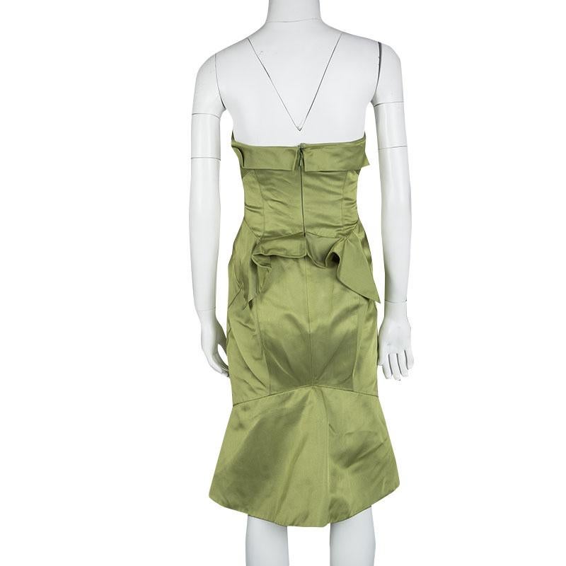 This Linden dress from the house of Zac Posen features a strapless silhouette with subtle ruffle effect on it. It is designed with a unique sweetheart neckline and secured with a concealed zip closure at the rear. This knee-length style looks best