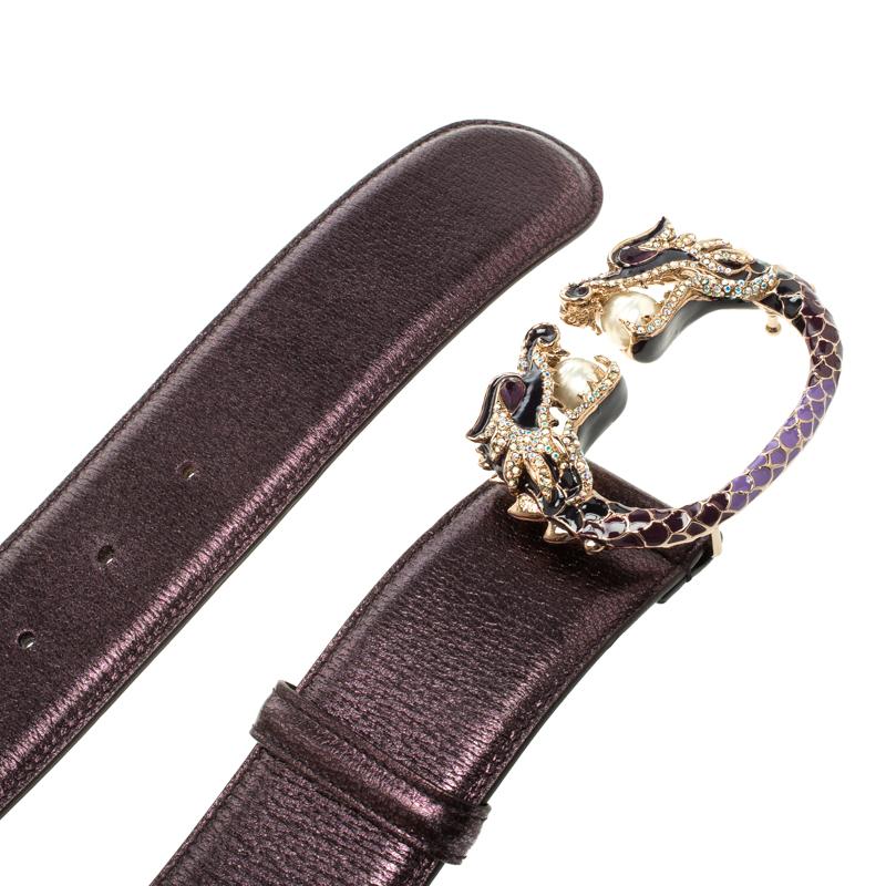 Fashioned in a trending metallic purple hue leather, this Gucci belt is a stunning piece of accessory to own. It comes with an embellished dragon buckle with faux pearl detailing on it. Style with your regular jeans to instantly elevate the off-duty
