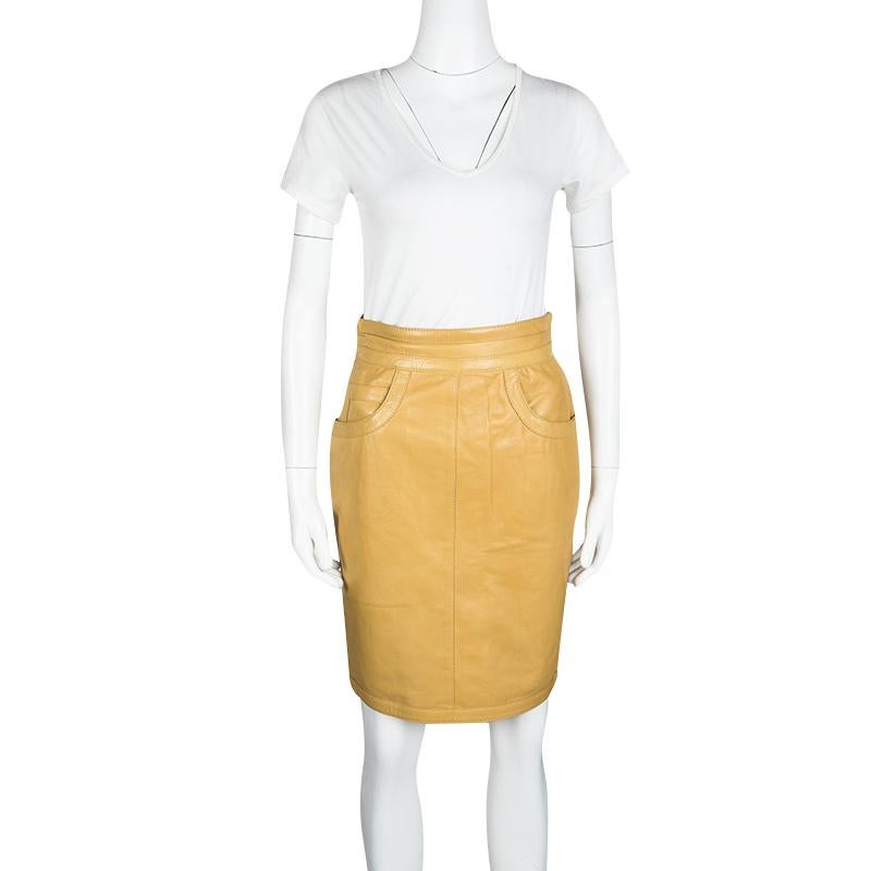 This beautiful Moschino skirt is perfect to look effortlessly smart as well as casually chic for everyday and day time special looks. Constructed in mustard coloured leather, this gorgeous skirt features a high waist silhouette along with a defined