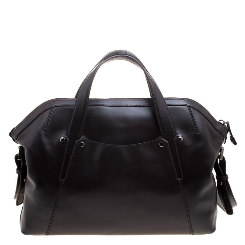 This Bvlgari briefcase brings such a fantastic shape that you're sure to look fashionable whenever you carry it. It has been crafted from leather and designed with top handles, a shoulder strap, and a spacious fabric interior. This bag is truly