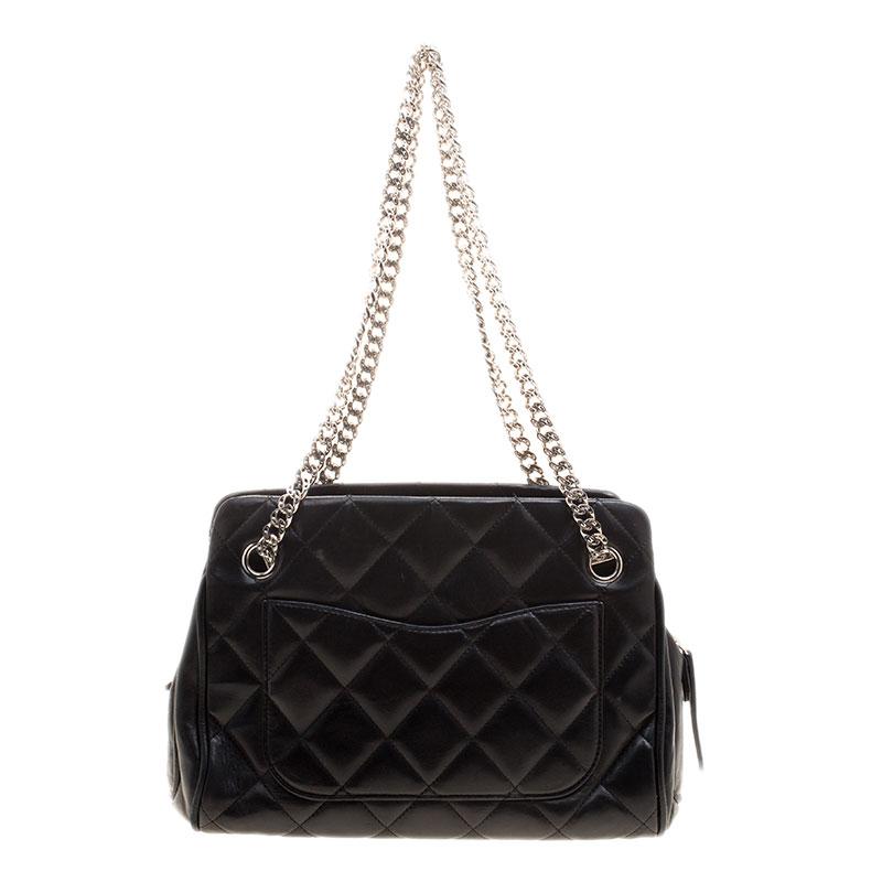 This beautiful bag from Chanel is a perfect day to night and everyday to smart wear tote bag that is sure to replace your favourite piece. Crafted in black quilted leather, this CC Crown tote bag features a top concealed zipper closure along with a