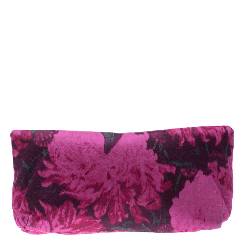 Perfectly name Happy and beautifully designed by Lanvin, this clutch will add a bright pop of colour to your summer wardrobe. Crafted in pink printed canvas, this clutch features a gold and black toned twist lock closure at the front flap along with