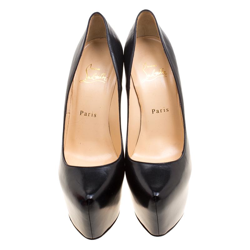 This stunning pair of Daffodile pumps from Christian Louboutin are sure to add some class to your outfits. The black pumps have been crafted from leather, and they come with 16 cm heels, concealed platforms, and the signature red soles. Team this