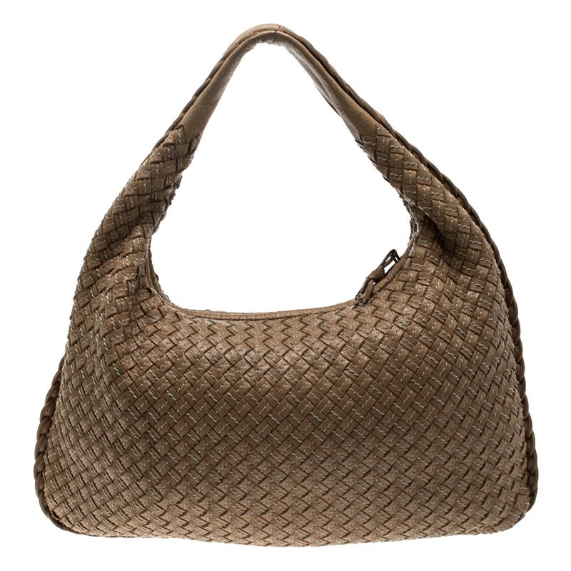 Your casual look will be given a classic turn when you carry this Bottega Veneta hobo made from soft Nappa leather. It has a stout handle that can be easily hung-over shoulder and this purse is closed by a short zipper. It is artistically designed
