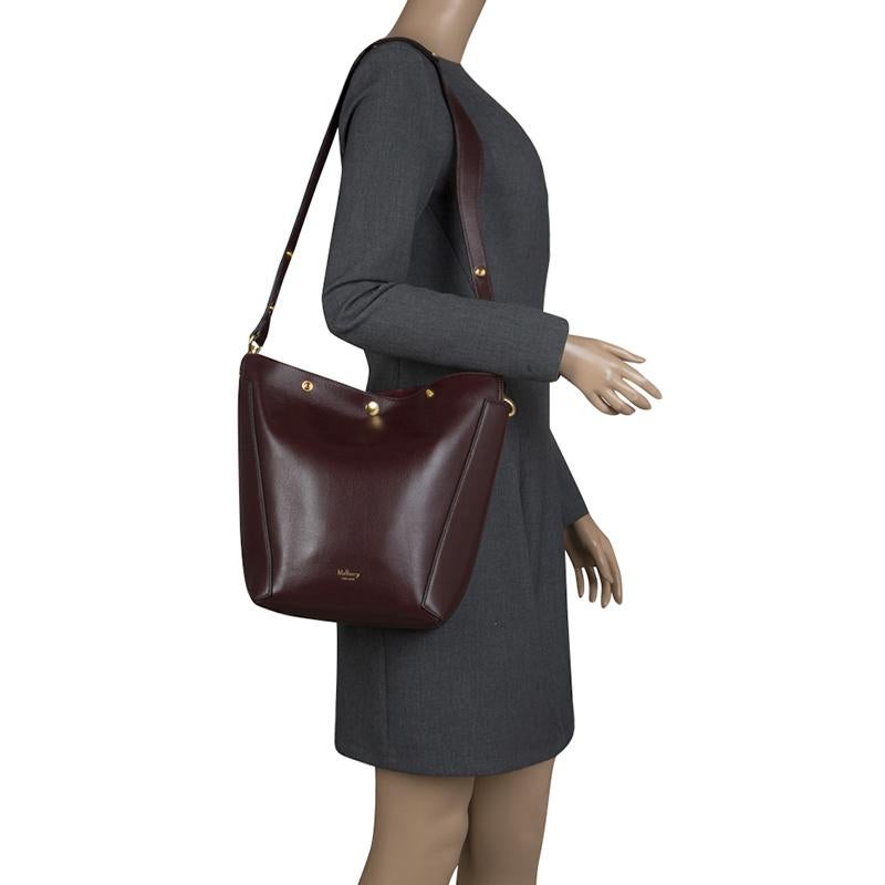 Stand apart from the crowd with a bag on your shoulder that looks like none other. This lovely Mulberry design has a leather exterior and the brand plaque on the front. The bag has a shoulder strap and carries a bucket shape with a zip closure that
