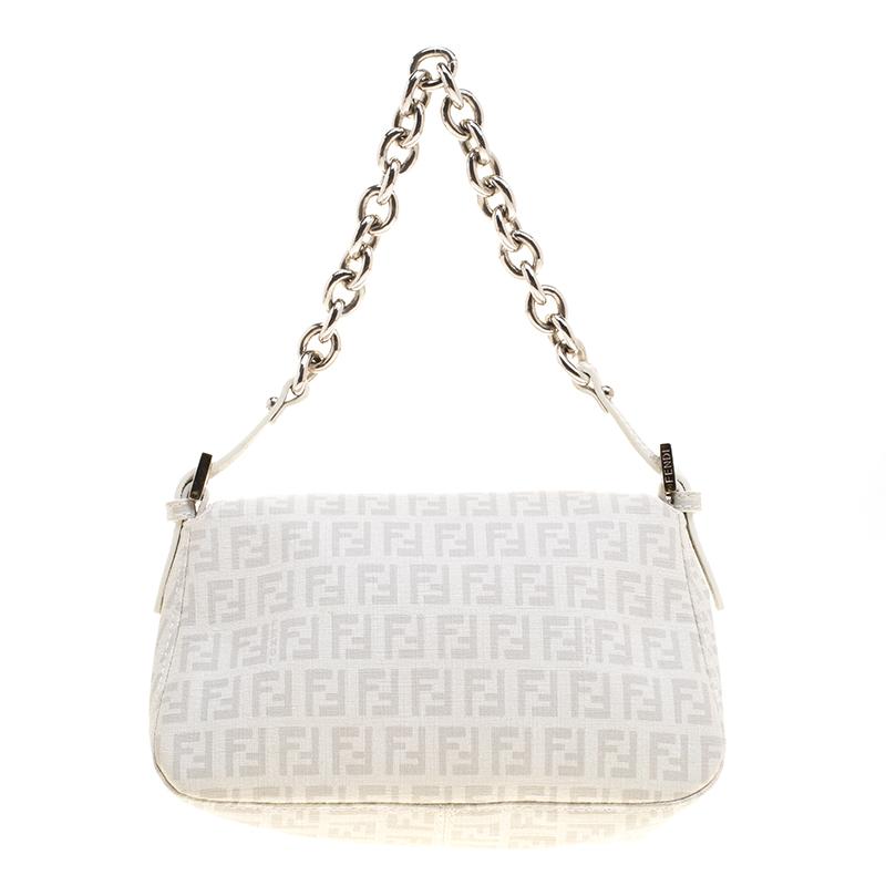 The Mama shoulder bag from Fendi is an all-time classic. Accented with the striking Forever lock in silver tone on the front flap, the piece carries a white Zucchino canvas exterior. A spacious fabric interior and a chain strap complete the fabulous