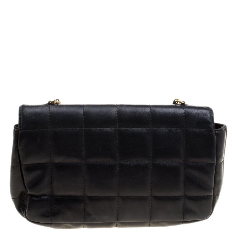 Charm your way through every gathering by swinging this East West flap bag from Chanel. Crafted from leather, the bag has a black exterior that features the chocolate bar quilted pattern. It comes with a flap that has the classic CC and it reveals a