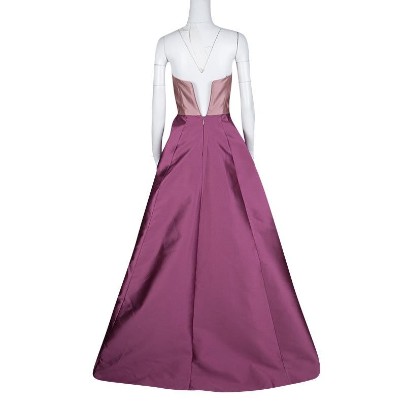 Granting a gorgeous princess look, this Monique Lhuillier gown was a part of their 2015 fall-winter collection. Made from 100% silk, this strapless gown has a coloblock design and features a zip closure at the rear. Offering a graceful silhouette,