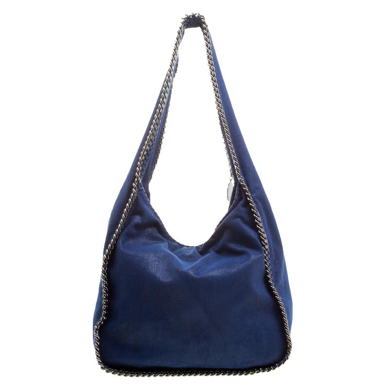 Stella McCartney is known for her chic designs and this Falabella hobo perfectly embodies this trait. Crafted in Italy from blue faux leather, it features a fabric interior and black tone chain details on its contours and handle. This bag can be