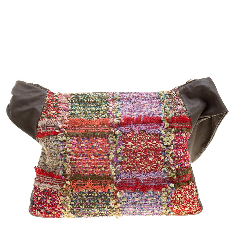Crafted using an amalgamation of fringed tweed panels, this patchworked bag from the house of Coco Chanel mirrors a vibrant and trendy appearance. The leather enhancement [provide strength to the design and make sure you can carry your everyday