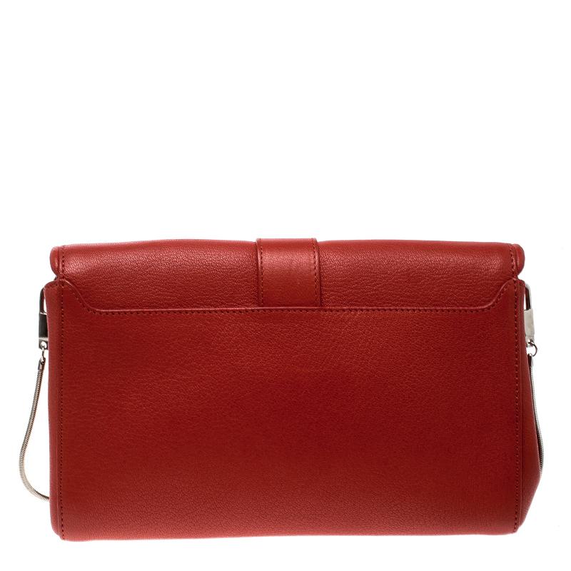 Keep it elegant with this modern, chic clutch from the house of Givenchy. A lively red creation like this is a great way to start your day with. Made from leather, and decorated with the signature Obsedia cross on the flap, the clutch will carry