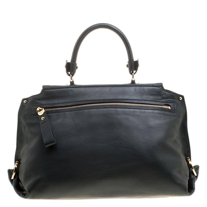 Impeccably prepared in leather, this bag is for the contemporary day women. This Salvatore Ferragamo satchel has been meticulously crafted in a fabulous structure with a sturdy top handle and a detachable shoulder strap. It features the signature