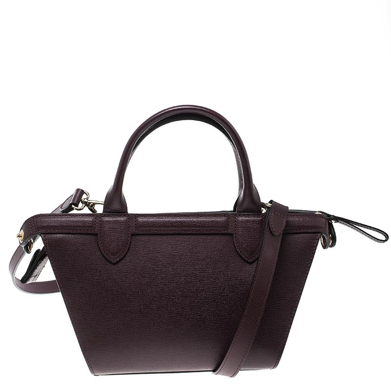 A casual pairing of this multipurpose leather bag with your daily ensemble will give you a spontaneous finish of being trendy. This Longchamp bag is simply matchless in its deluxe and splendid design. Complement your chic style by carrying this hand