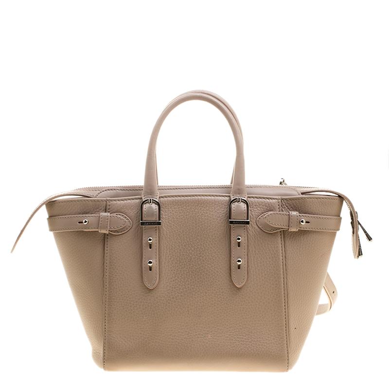 This classy Marylebone tote from the house of Aspinal Of London is sure to win over your heart with its structured design and sleek look. The mini creation in dusty pink is crafted from leather and secured with two zippers that open to a roomy