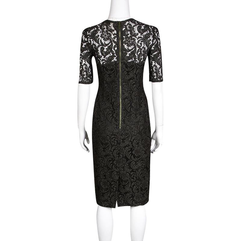 Burberry London's dress is an elegant number to enhance your evening looks. Beautiful lace detail adorns the dress that goes sheer at the shoulders. Designed with short sleeves and a v-neckline, the outfit features a slight flare below the