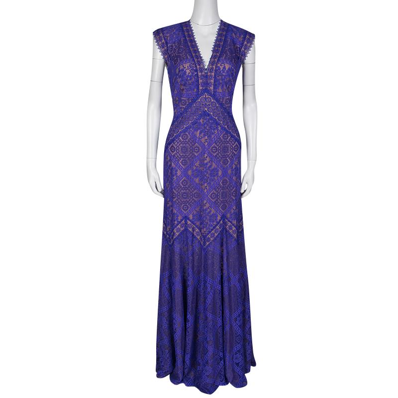 Tadashi Shoji has designed this dress with a contrasting play of colors and refined tailoring. Crafted from a blend of nylon and cotton, this beautiful maxi dress features floral embroidered lace work exuding feminity. It goes flouncy towards the