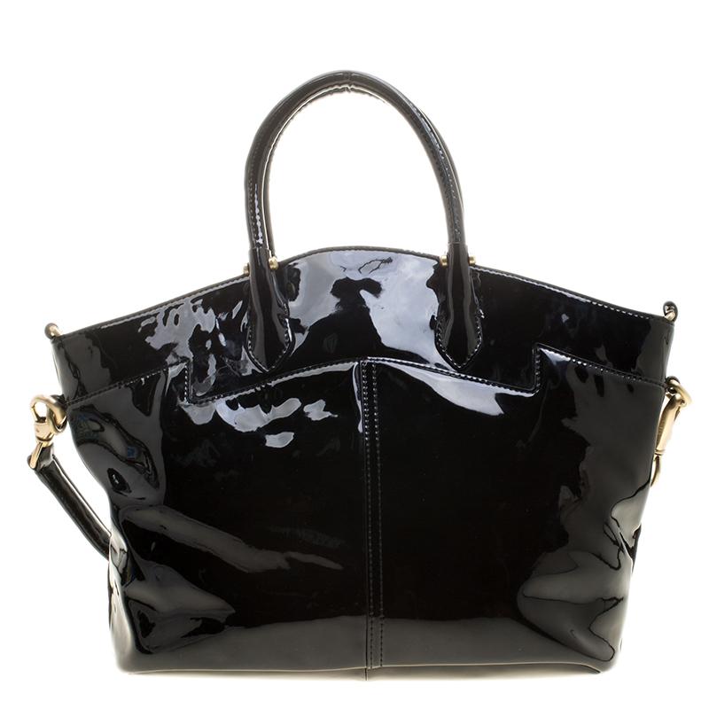 Perfect for work or everyday casual wear, this Givenchy tote bag is spacious enough to hold all that you need through the day. Crafted in black patent leather, this bag features a sleek design with two rolled top handles and a detachable long strap