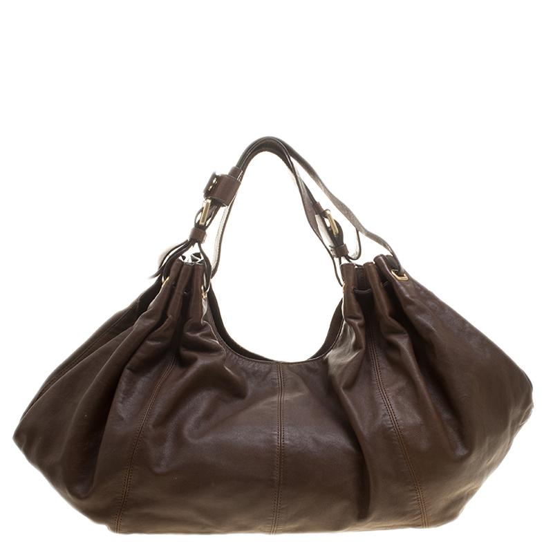 An everyday design with the most casual and easy to use structure, this Givenchy hobo will instantly replace your favourite everyday bag. Crafted in brown leather, this bag can pair with almost any day time look and the spacious interior can hold