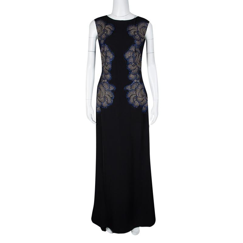 A sophisticated look comes with this Tadashi Shoji gown that is all set to slay the crowds. Embellished with lace appliqué on the sides, and crafted with round neck, this sleeveless outfit makes you look extraordinary wherever you go. Team this