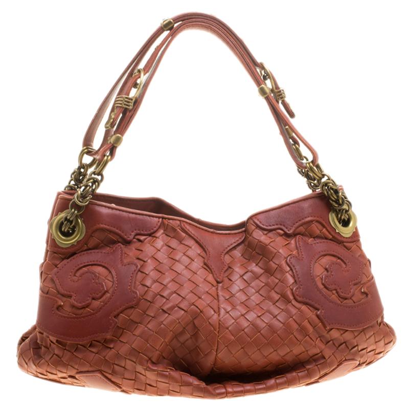 Look elegant and chic when you step out in style for the day wearing this Bottega Vanata shoulder bag. With a beautiful design chic enough for day time party or event, this bag is crafted in copper intrecciato leather and is accented with brass tone