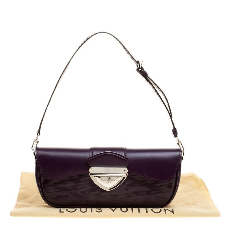 A unique colour and a distinct style, this beautiful Louis Vuitton Montaigne clutch bag is perfect for both day and night time use. Crafted in cassis epi leather, this bag is smart and stylish along with a large silver tone push lock closure at the