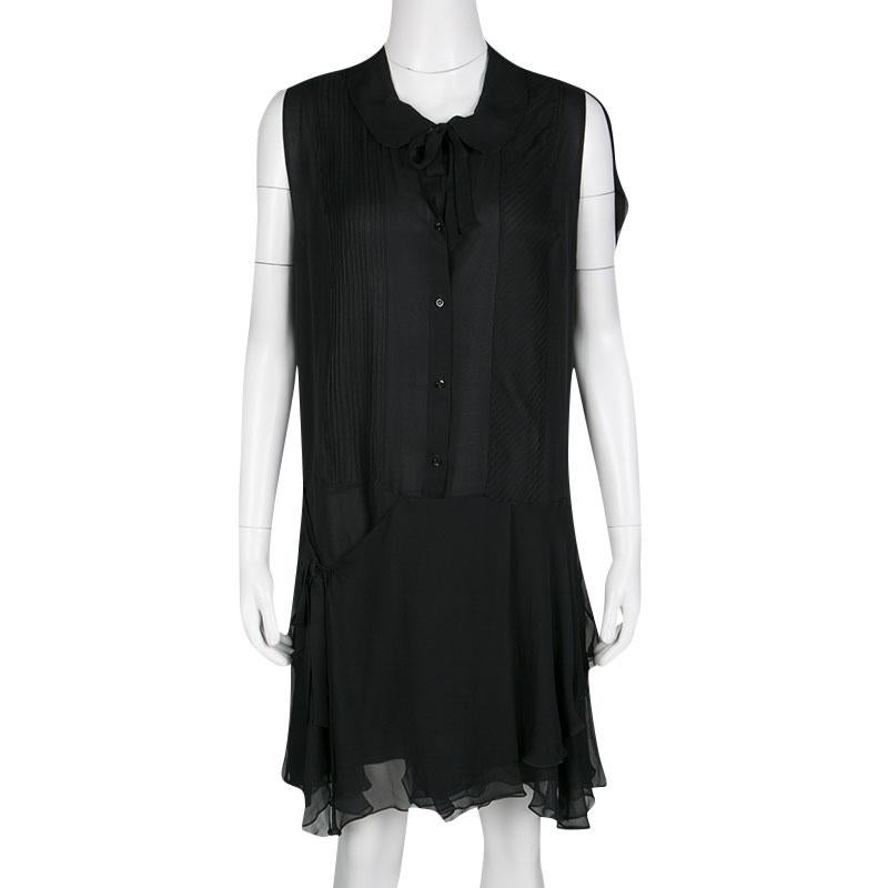 The shirt-like bodice designed with pintuck detail, having a feminine collar and a self-tie makes this black dress from Chloe a fun, casual piece that can also be sported for formal dos; while the ruffled bottom makes sure the outfit is both stylish