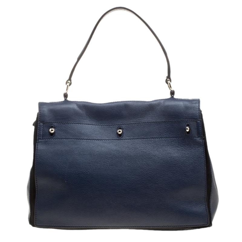 Fashionably made, the blue color gives the bag a contemporary touch. Glam up your accessories collection with this opulent leather handbag. Look classy and up-to-date in this Saint Laurent Paris piece. The fabric lined interior will add a touch of