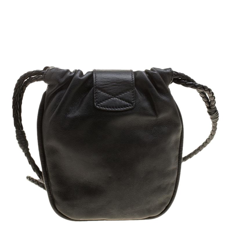 This suede-lined Jimmy Choo bag is the perfect accessory to go with your outfit for any event. Made in black leather, it is incredibly sleek and goes well with any kind of getup. Combine class and splendor, complement your evening ensemble with this