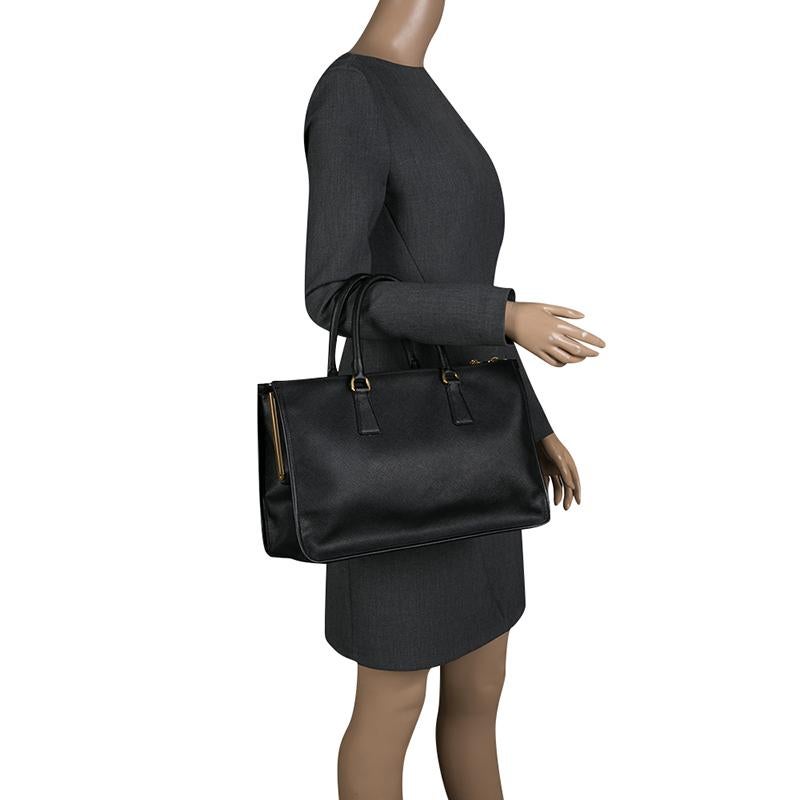 Prada Black Saffiano Lux Leather Frame Top Handle Bag In Good Condition In Dubai, Al Qouz 2