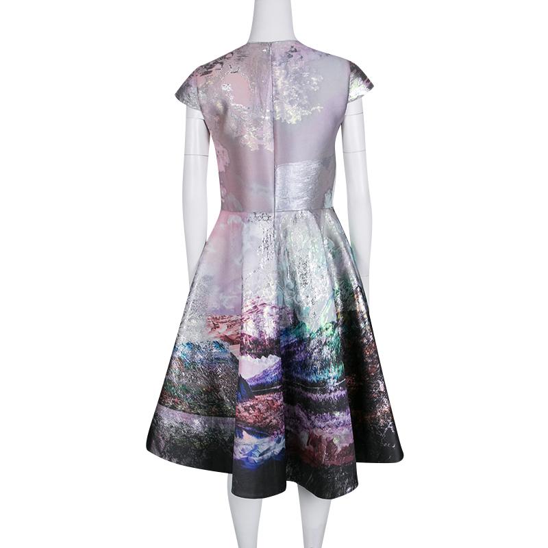 Fabulous print and impressive silhouette describe this Babelonia dress from Mary Katrantzou just right. This metallic jacquard dress, exuding a glossy finish, features sharply tailored sleeves and a pleated bottom. Accentuate the outfit with