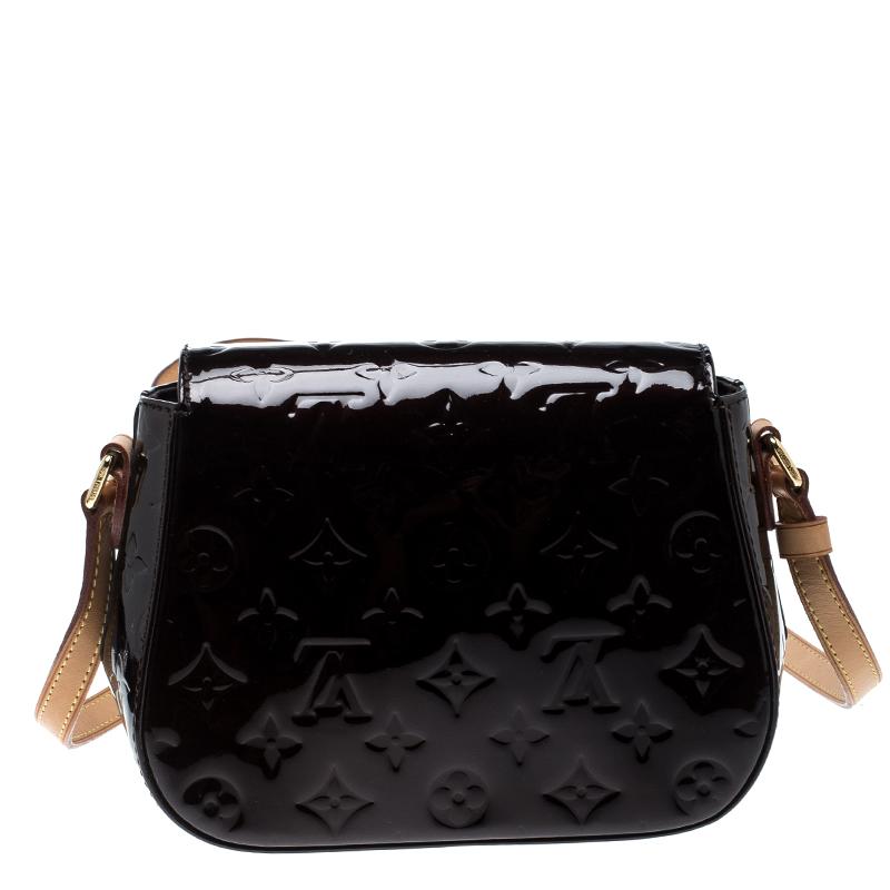 Flaunt this Louis Vuitton Bellflower bag like a fashionista! Crafted from Monogram Vernis leather, this bag features a front flap that reveals a fabric lined interior spacious enough to carry all your essentials. The chic bag comes with an