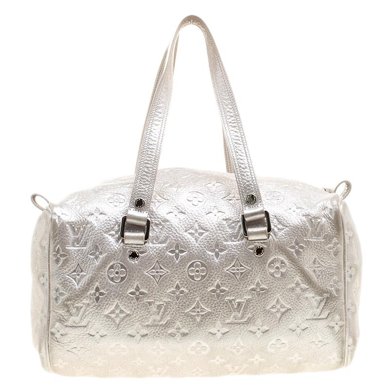 Part of the Limited Edition, this Louis Vuitton Shimmer Comete bag is fashioned in a silver monogram body and detailed with playful tassel on the front. Secured with a top zipper closure, this bag comes fitted with two flat top handles and offers