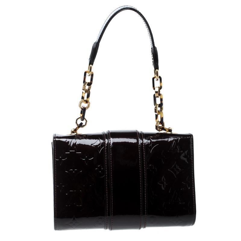 Looking for an exquisite bag with just the right coat of luxury? Your quest ends here with this Vermont Avenue Pochette from Louis Vuitton. Wonderfully crafted from patent leather, the bag brings a lovely shade, a single handle, and a well-sized