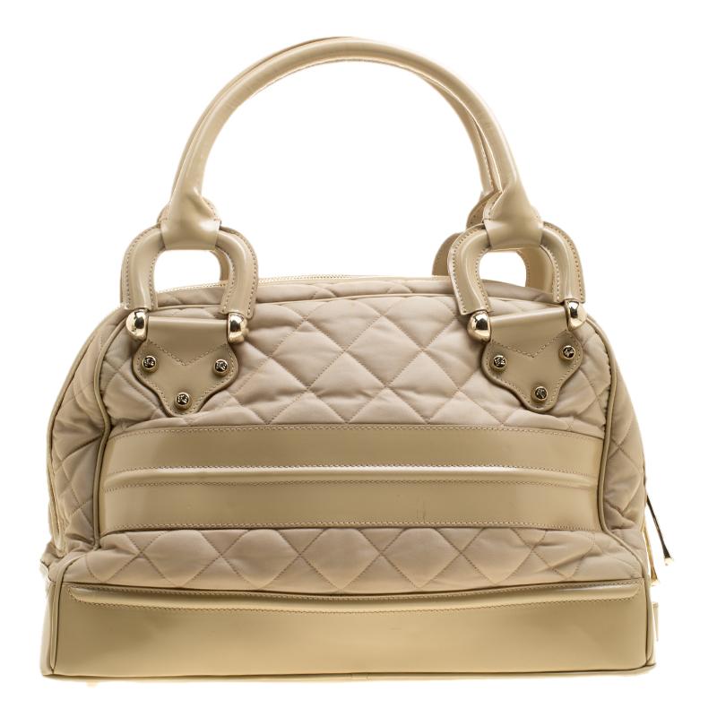 Made from quilted nylon and leather, this one will make a spectacular addition to any contemporary outfit. This practical and stylish satchel in a beautiful beige colour can be paired with multiple attires. The interior is lined with fabric and it