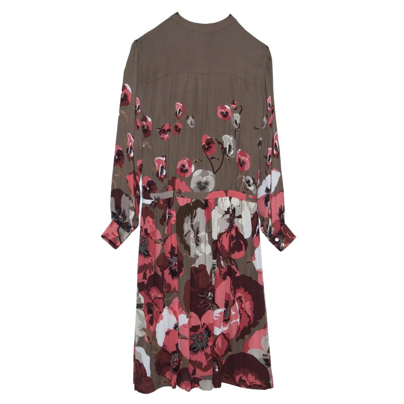 Gucci's brown dress is ideal for those laid-back looks where you feel both comfortable and stylish. Designed in a relaxed structure, the outfit features a beautiful floral print, long sleeves, and round neckline. Cinch it with a belt to highlight