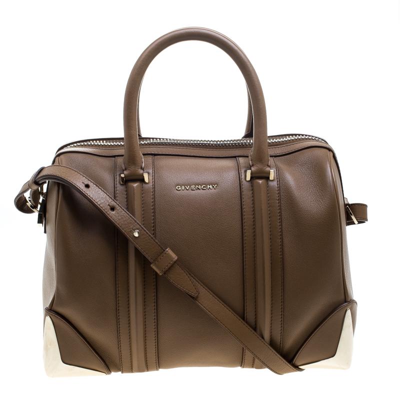 When you need to add a beautiful and elegant bag to your evening look this Ginet